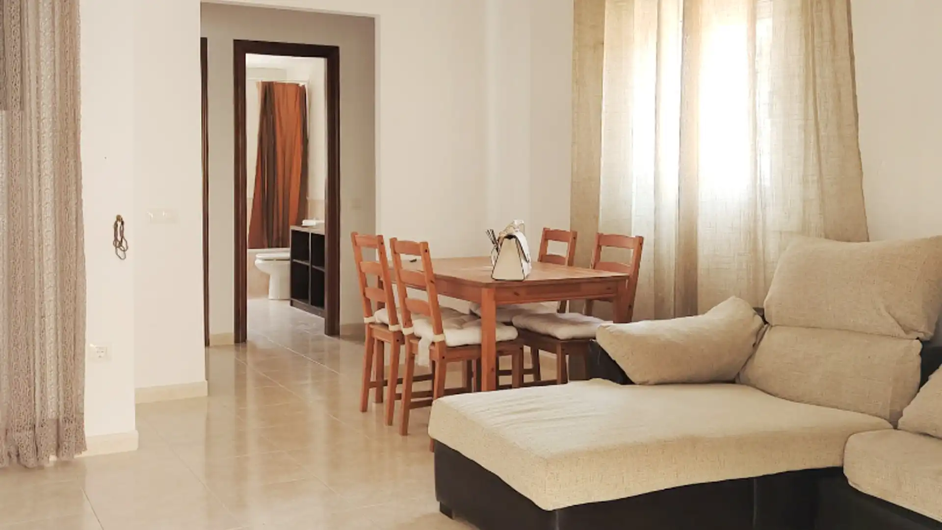 Menjador de Pis en venda en Roquetas de Mar amb Moblat, Microones i TV