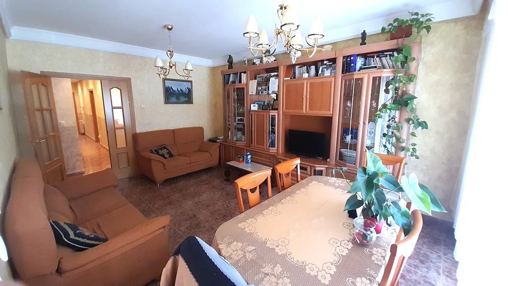 Sala d'estar de Pis en venda en La Roda amb Calefacció, Terrassa i Traster