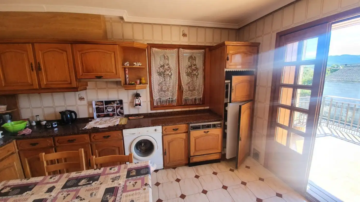 Cuina de Casa o xalet en venda en Ponferrada amb Calefacció, Jardí privat i Terrassa