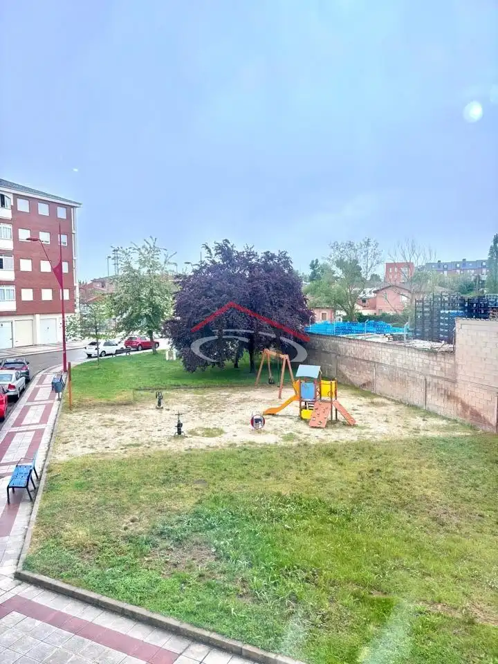 Parkplatz von Wohnung zum Verkauf in San Andrés del Rabanedo mit Heizung, Parkett und Abstellraum