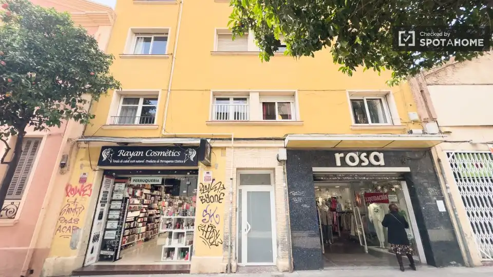 Exterior view of Flat for rent in L'Hospitalet de Llobregat  with Air Conditioner, Heating and Furnished