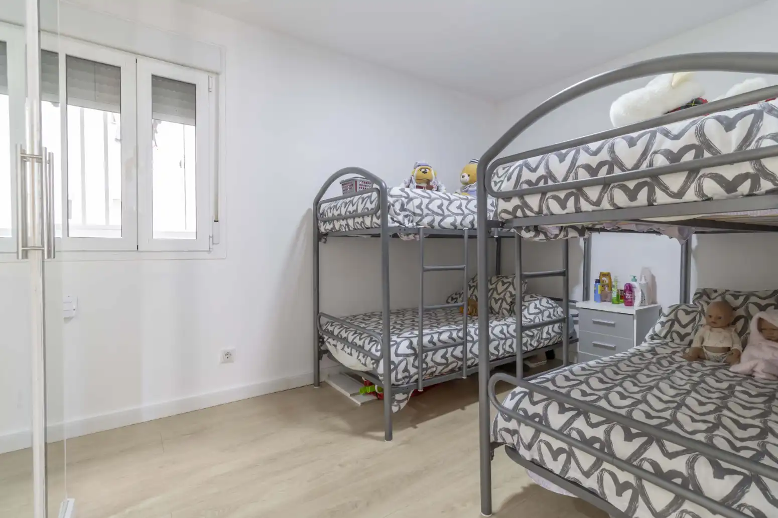 Habitación de Piso en venta en Sevilla con Aire acondicionado, Jardín privado y Piscina