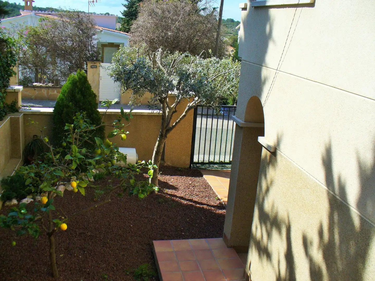 Casa aparellada amb jardí en venda a Carrer Farigola