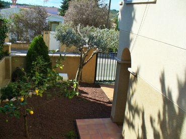 Casa aparellada amb jardí en venda a Carrer Farigola