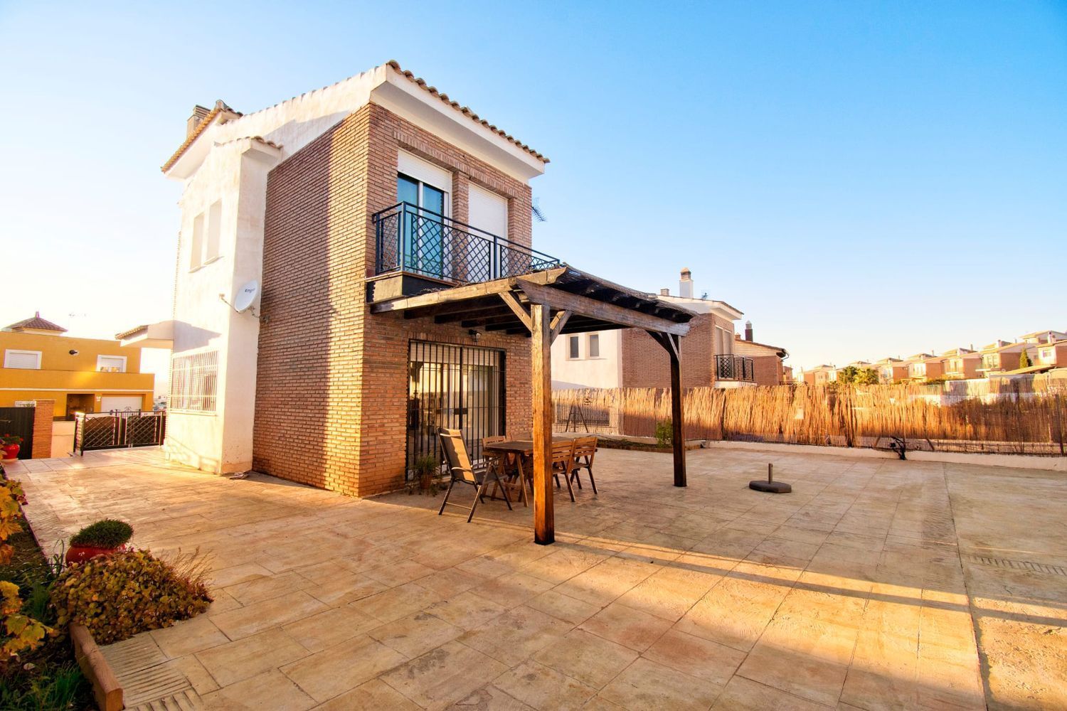 Vista exterior de Casa o xalet en venda en Dílar amb Aire condicionat, Calefacció i Jardí privat