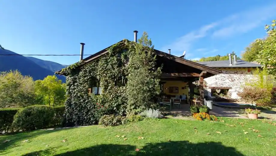 Casa rústica con piscina en venta en Planoles, imagen 2