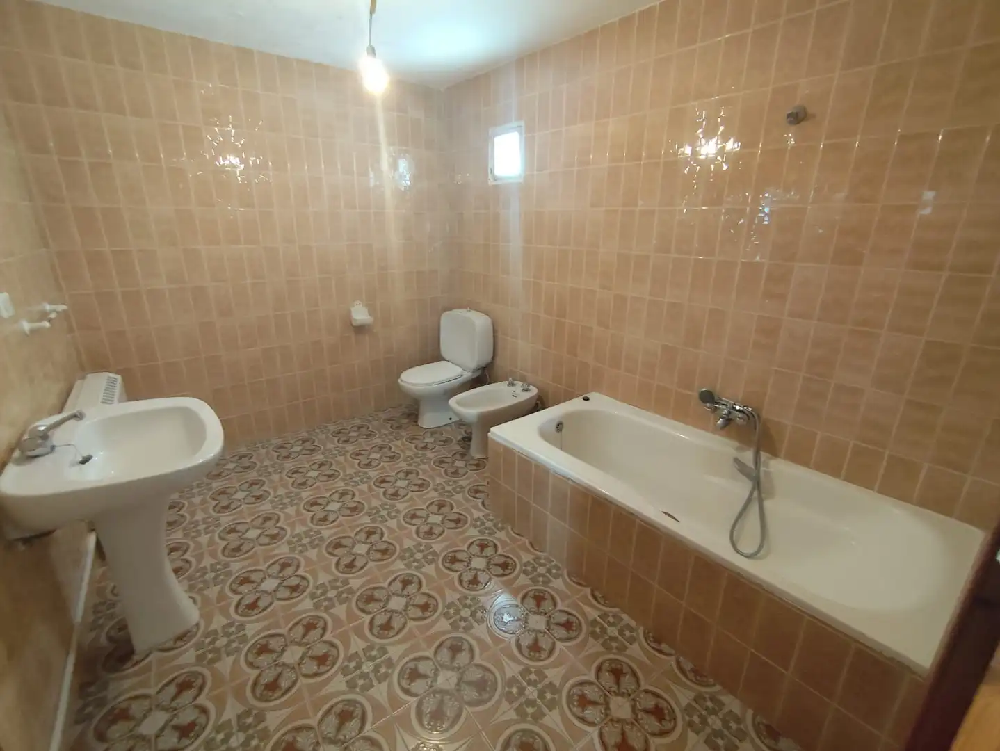 Bany de Casa o xalet en venda en Úbeda amb Terrassa, Balcó i Internet