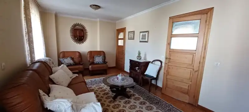 Wohnzimmer von Einfamilien-Reihenhaus zum Verkauf in Oviedo  mit Privatgarten, Möbliert und Ofen