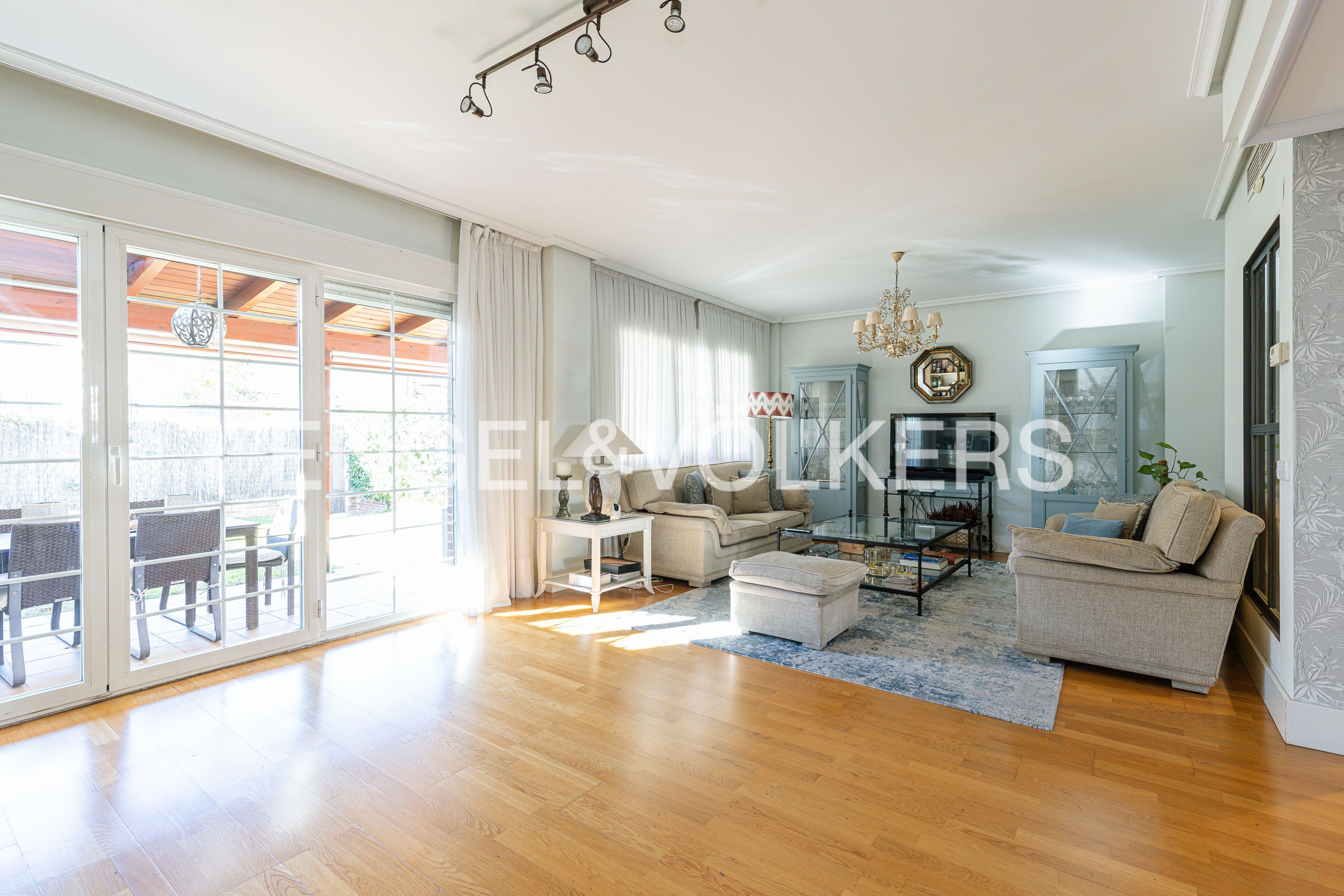 Sala d'estar de Casa o xalet en venda en Pozuelo de Alarcón amb Aire condicionat, Calefacció i Jardí privat