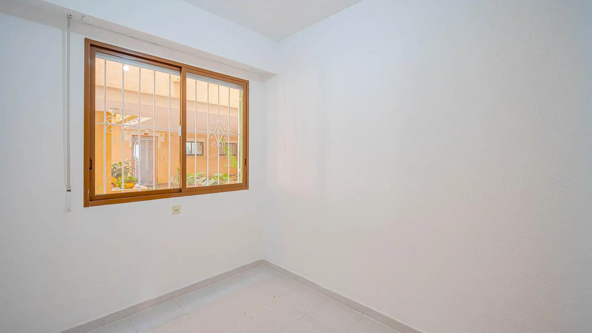 Schlafzimmer von Wohnung zum Verkauf in Torrevieja mit Klimaanlage, Heizung und Privatgarten