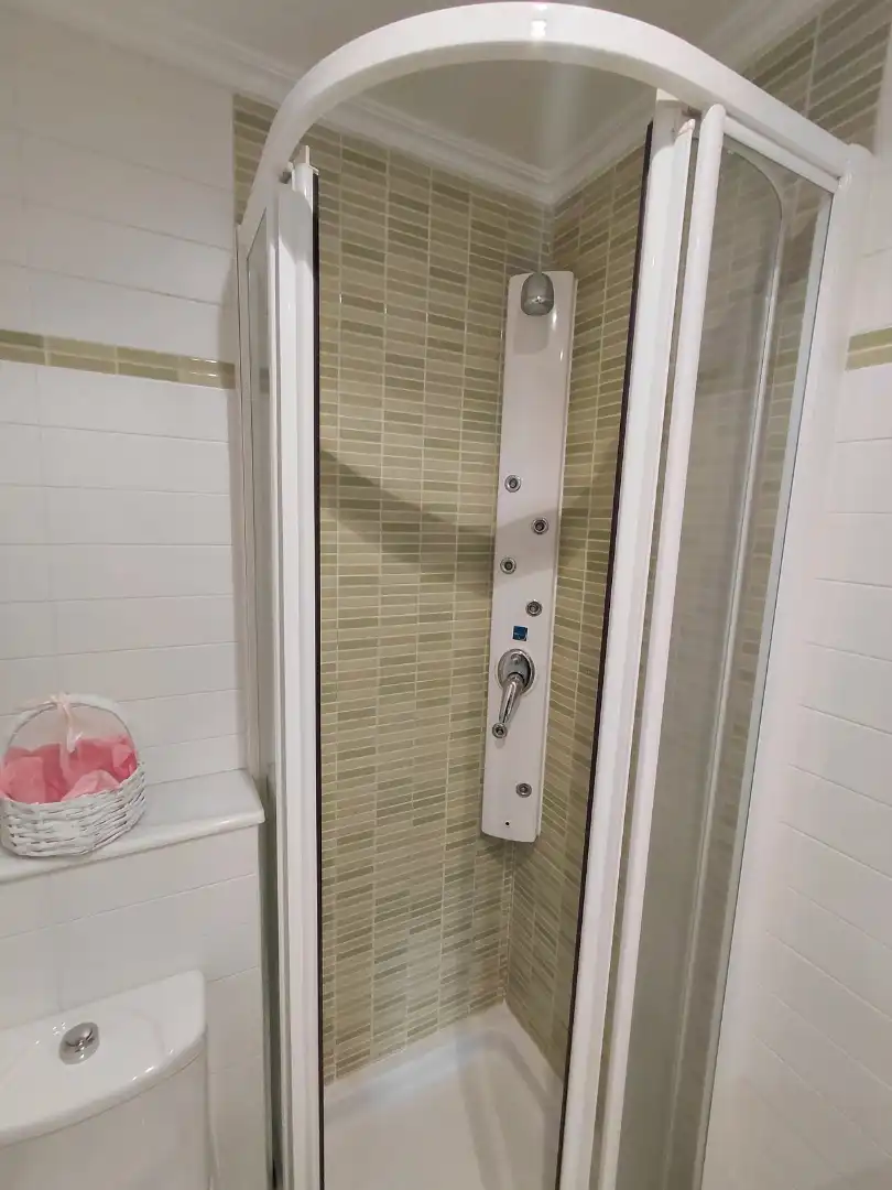 Badezimmer von Wohnung zum Verkauf in Oleiros mit Heizung, Parkett und Möbliert