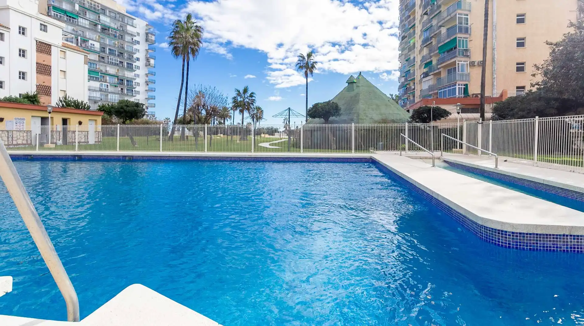 Piscina de Estudi en venda en Benalmádena amb Aire condicionat, Terrassa i Moblat
