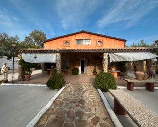 Vista exterior de Casa o xalet en venda en Baeza amb Jardí privat i Piscina