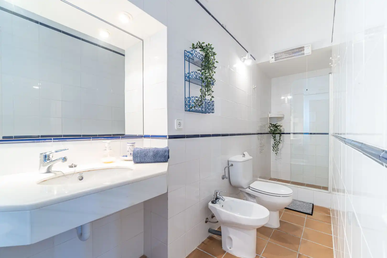 Badezimmer von Einfamilien-Reihenhaus zum Verkauf in Cadaqués mit Möbliert, Ofen und Waschmaschine