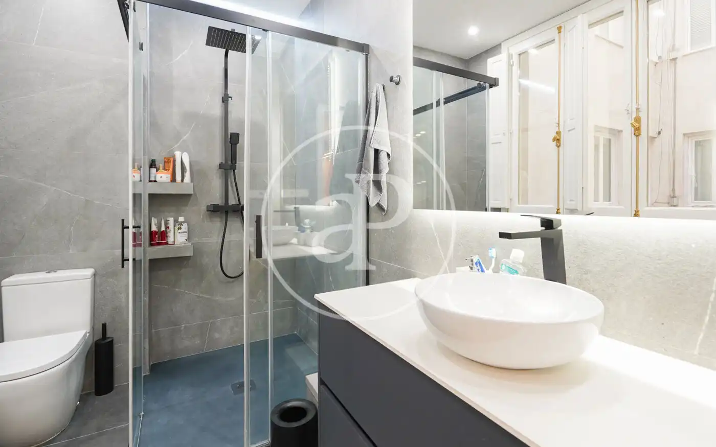 Bathroom of Flat for sale in Madrid  with Air Conditioner, Heating and Storage room