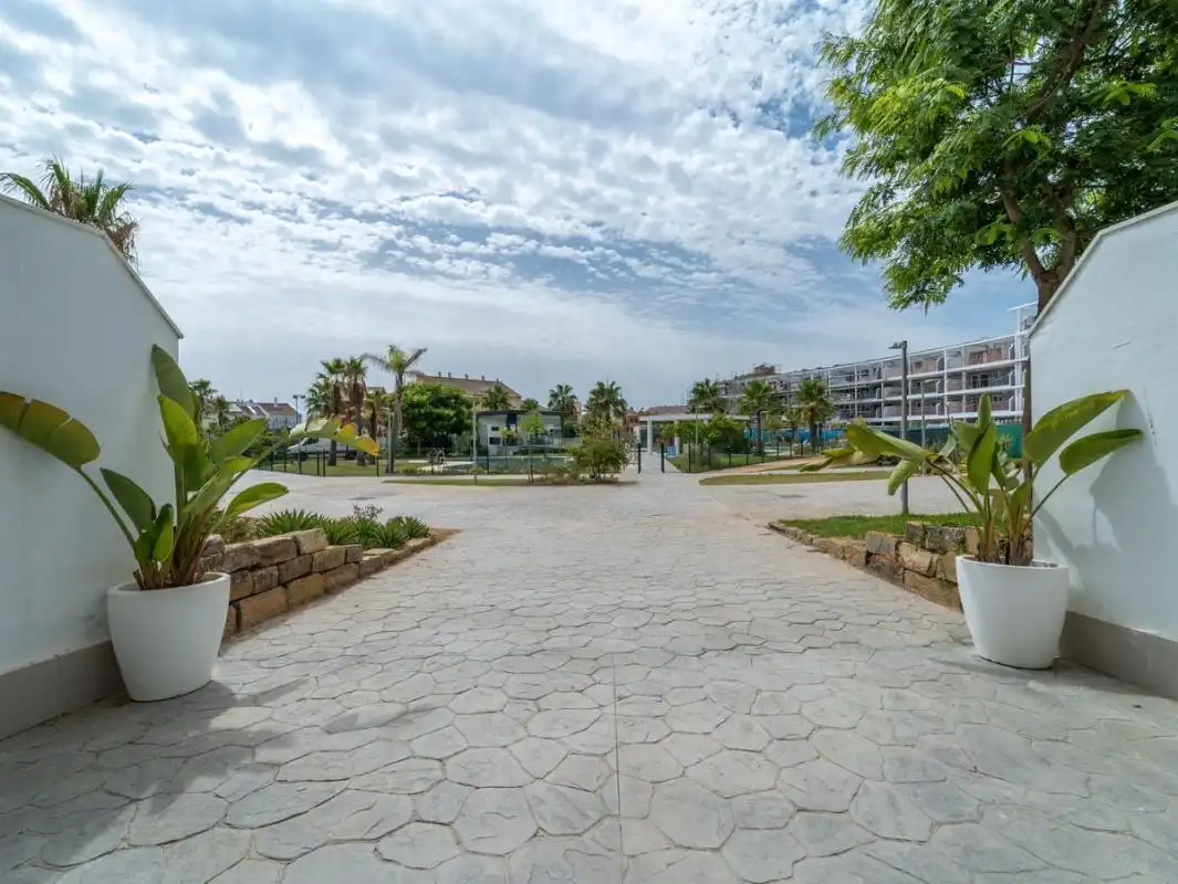 Vista exterior de Pis en venda en Manilva amb Aire condicionat, Calefacció i Jardí privat