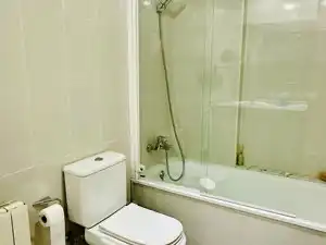 Badezimmer von Dachboden zum Verkauf in Figueres mit Klimaanlage, Heizung und Terrasse