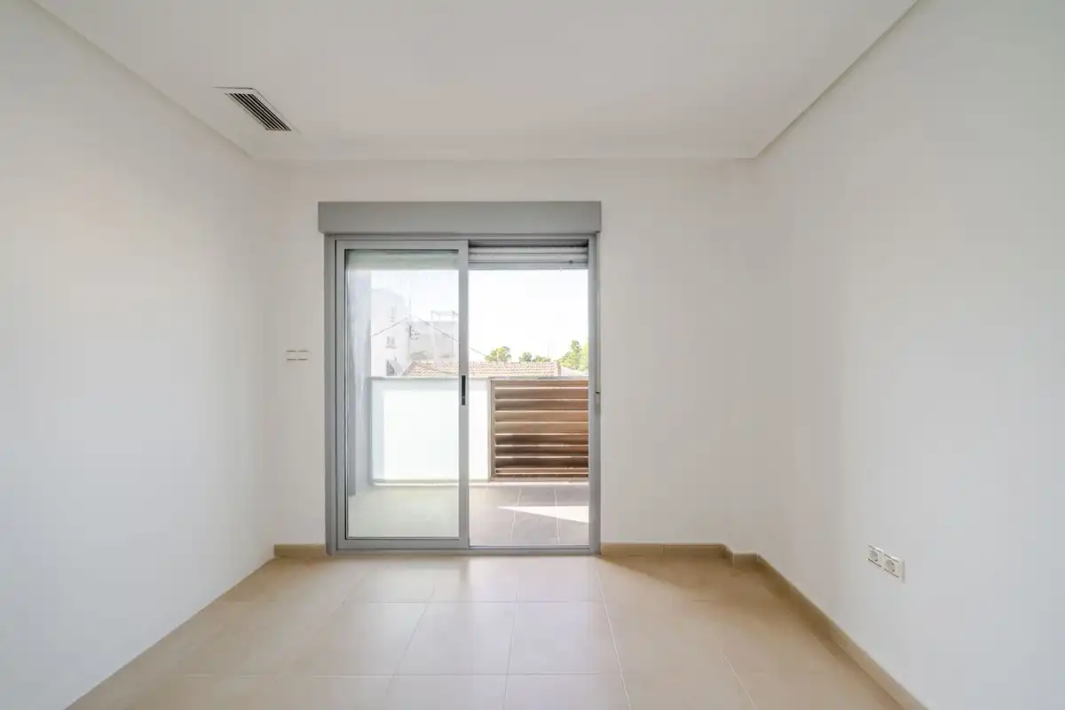 Flat with lift for sale in Calle Campoamor, imagen 2