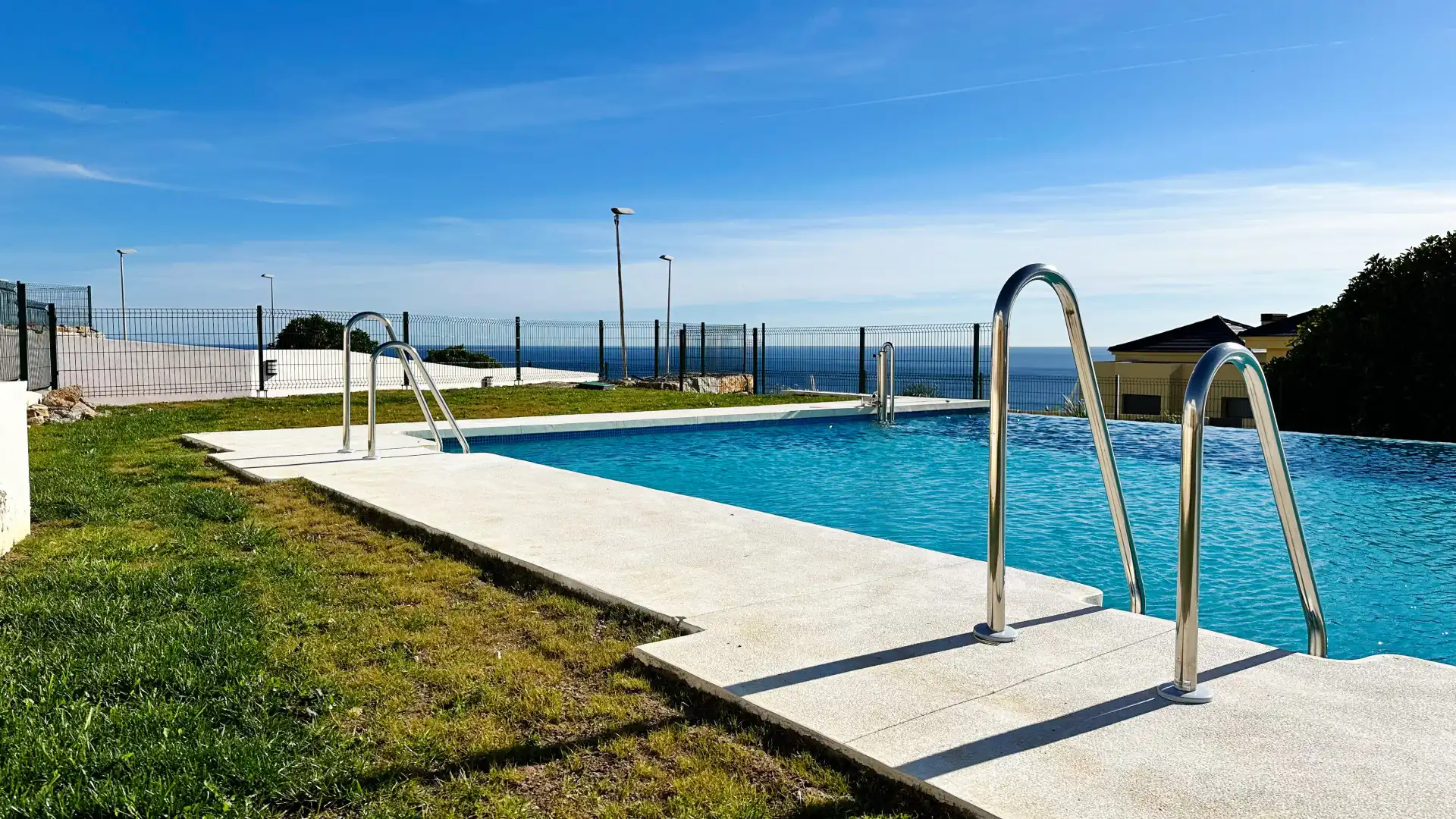 Piscina de Apartament en venda en Casares amb Aire condicionat, Calefacció i Terrassa