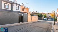 Vista exterior de Casa adosada en venda en Huétor Vega amb Aire condicionat, Terrassa i Balcó