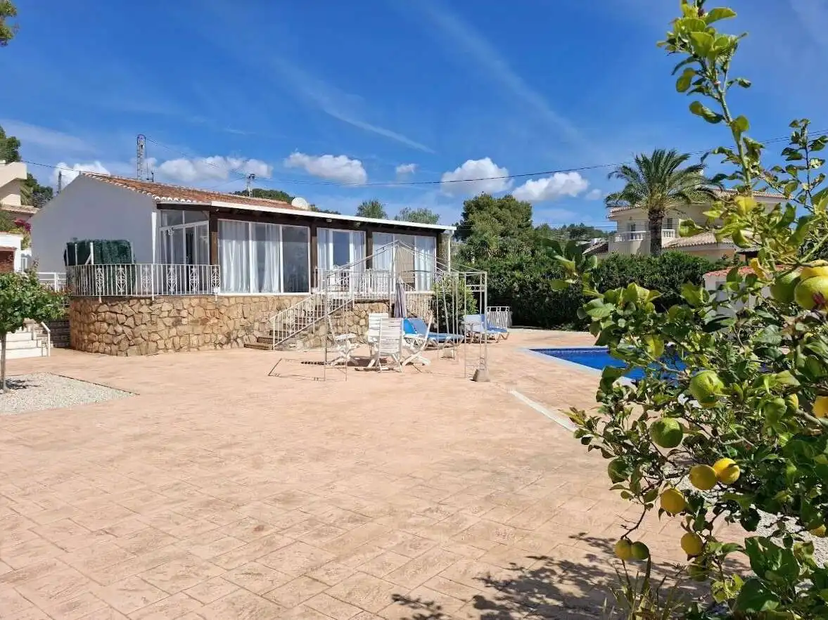 Vista exterior de Casa o xalet en venda en Benissa amb Calefacció, Jardí privat i Terrassa