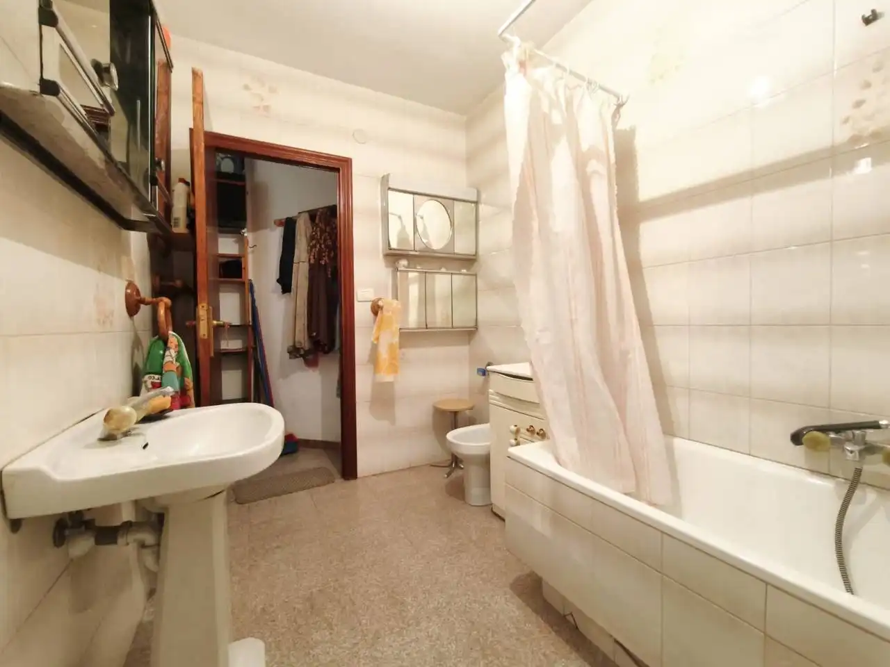 Bathroom of Houses for sale in Pedrosa de Río Úrbel  with Heating and Parquet flooring