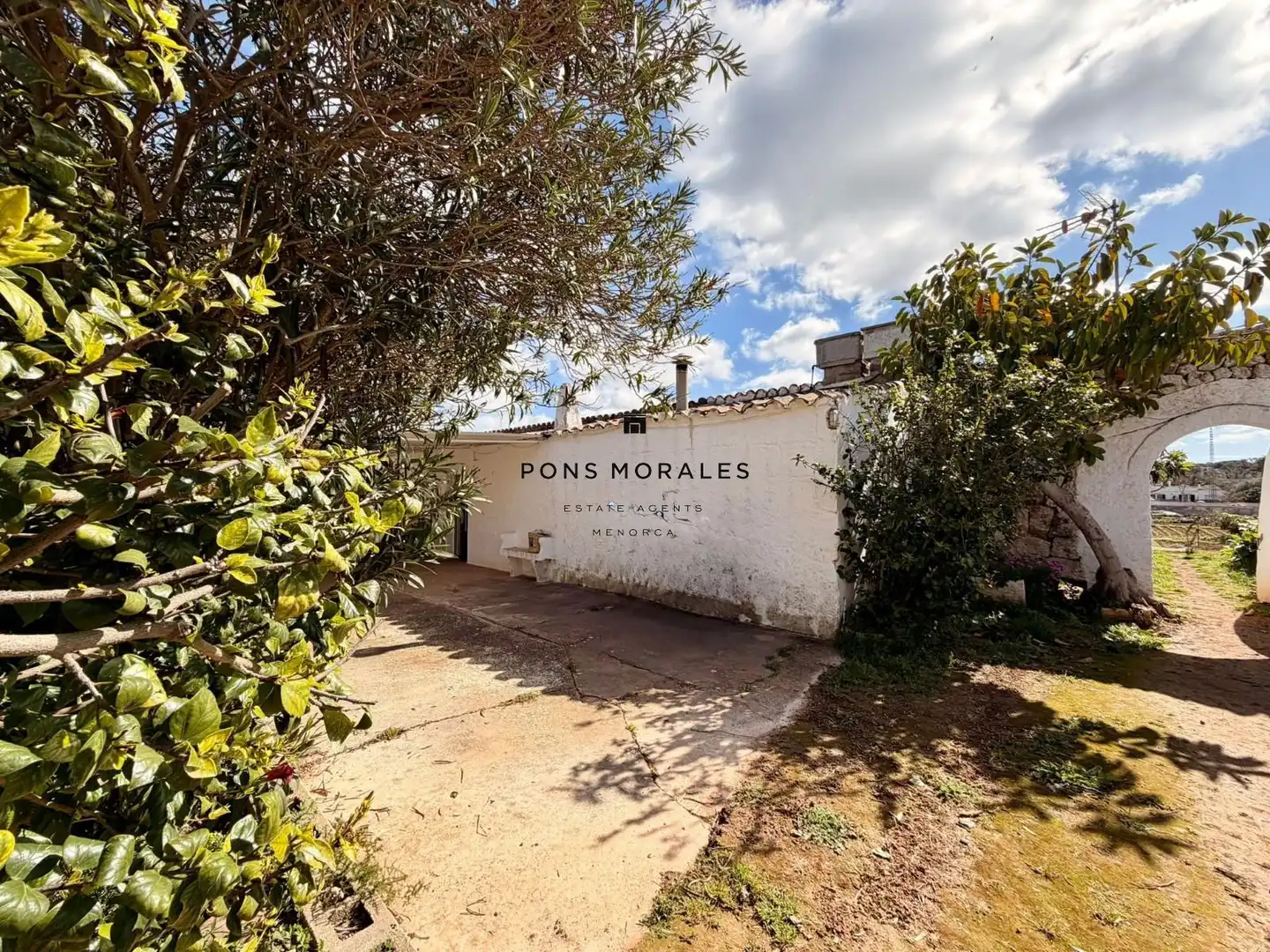 Vista exterior de Finca rústica en venda en Ciutadella de Menorca amb Calefacció, Piscina i Moblat
