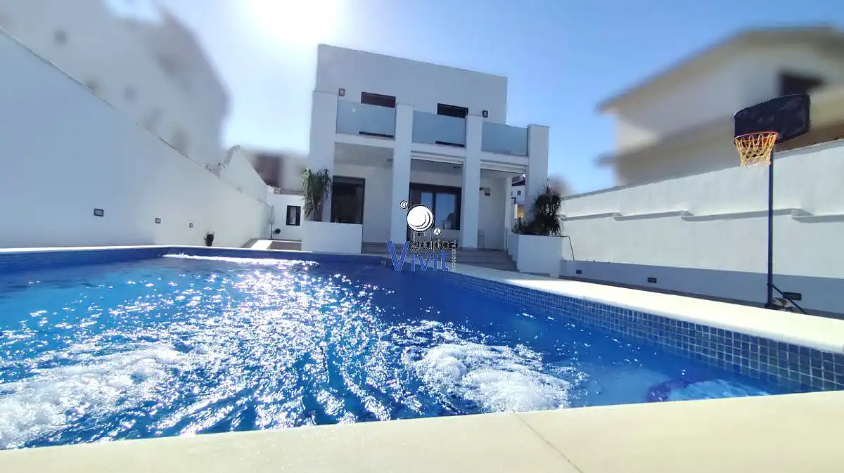 Schwimmbecken von Haus oder Chalet zum Verkauf in Alcalá de Guadaira mit Klimaanlage, Terrasse und Abstellraum