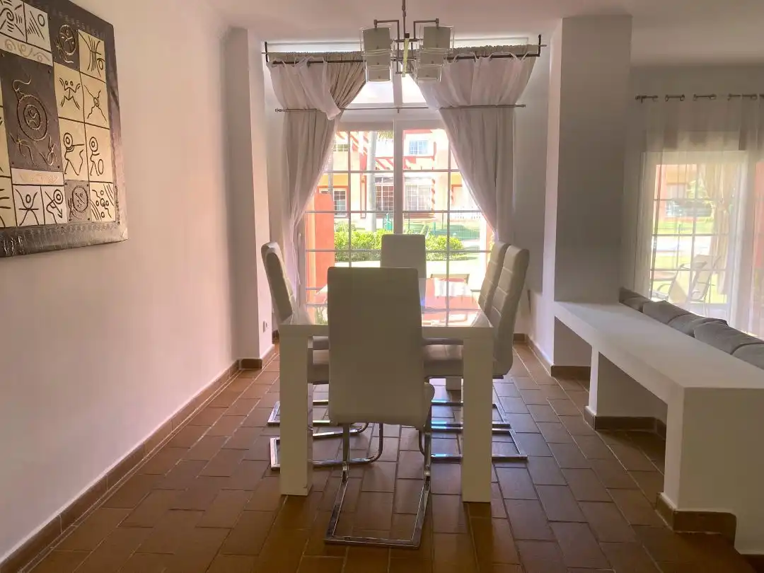 Esszimmer von Einfamilien-Reihenhaus zum Verkauf in Sotogrande mit Klimaanlage, Heizung und Privatgarten