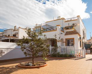 Vista exterior de Casa adosada en venda en Torrevieja amb Jardí privat i Terrassa