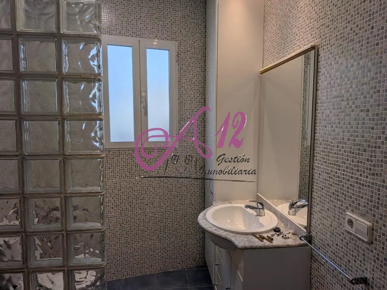 Badezimmer von Wohnung zur Miete in Valencia mit Klimaanlage, Terrasse und Abstellraum