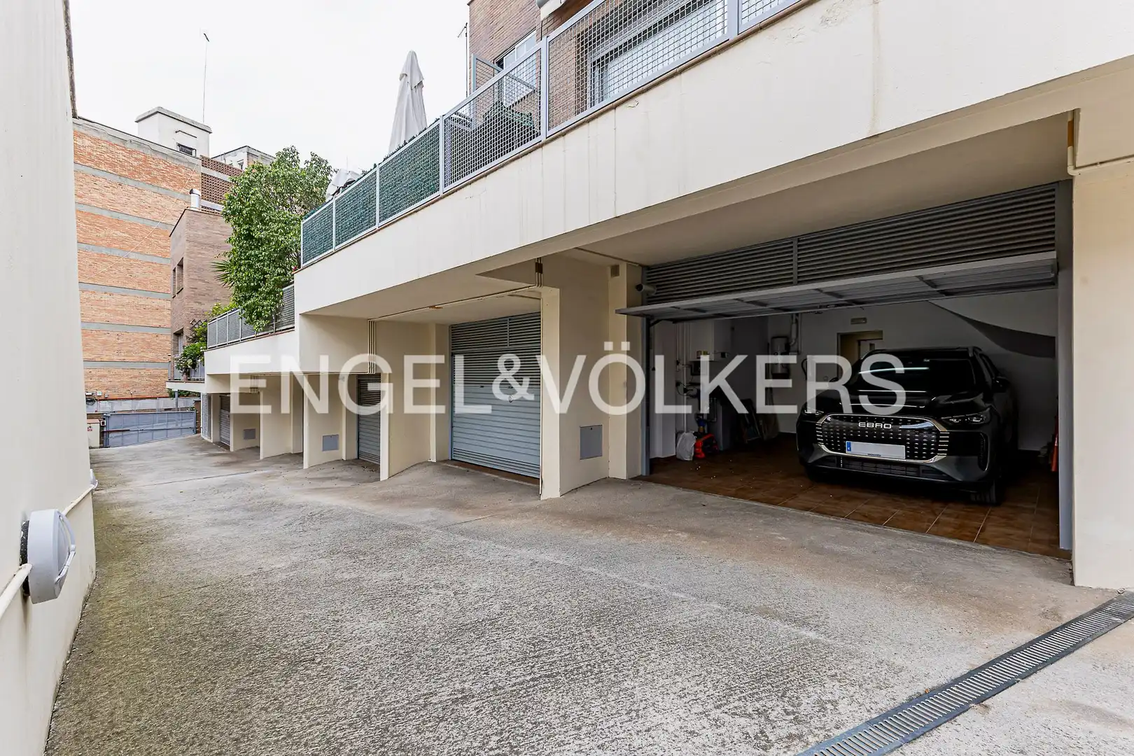 Parkplatz von Einfamilien-Reihenhaus zum Verkauf in Barcelona mit Heizung
