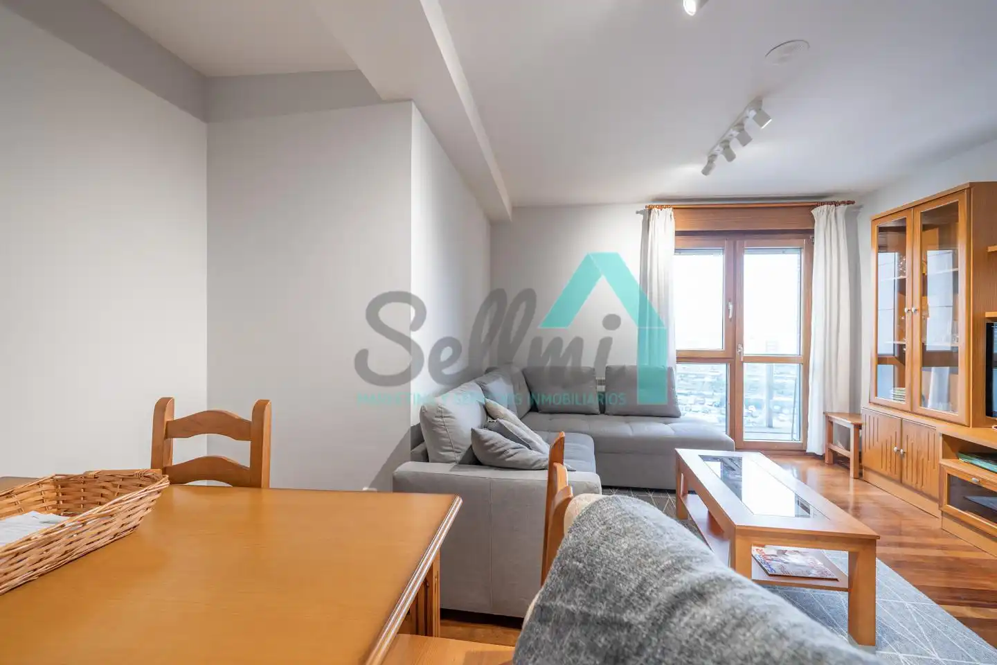 Sala d'estar de Pis de lloguer en Gijón  amb Calefacció, Parquet i Terrassa