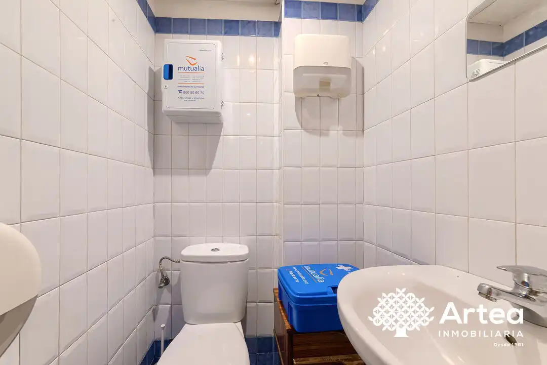 Badezimmer von Geschaftsraum zur Miete in Bilbao  mit Klimaanlage und Möbliert