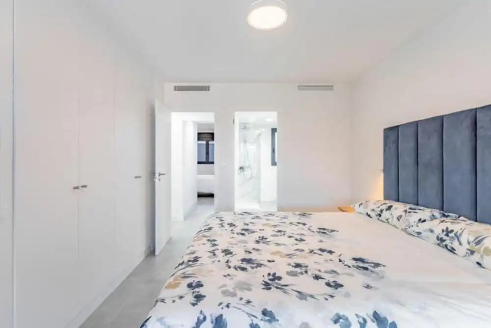 Habitación de Apartamento de alquiler en Estepona con Aire acondicionado, Jardín privado y Terraza