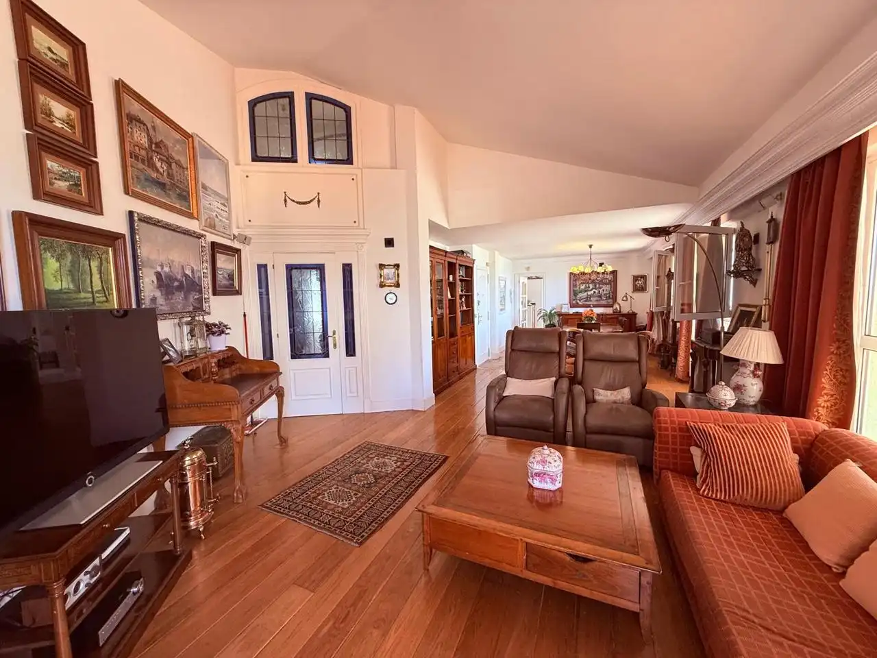 Sala de estar de Ático en venta en Castro-Urdiales con Calefacción, Parquet y Terraza