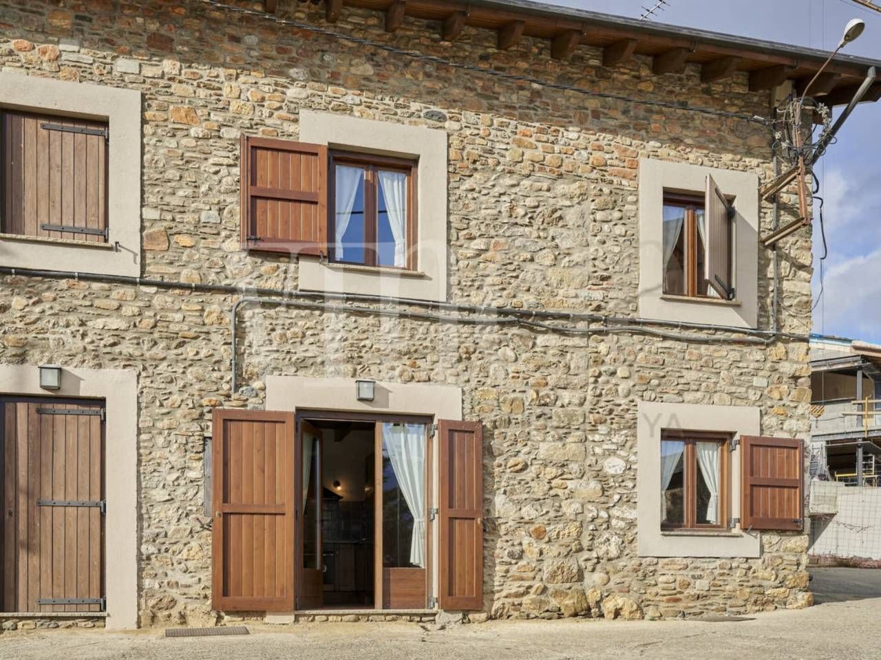 Vista exterior de Casa adosada en venda en Ger amb Calefacció i Parquet