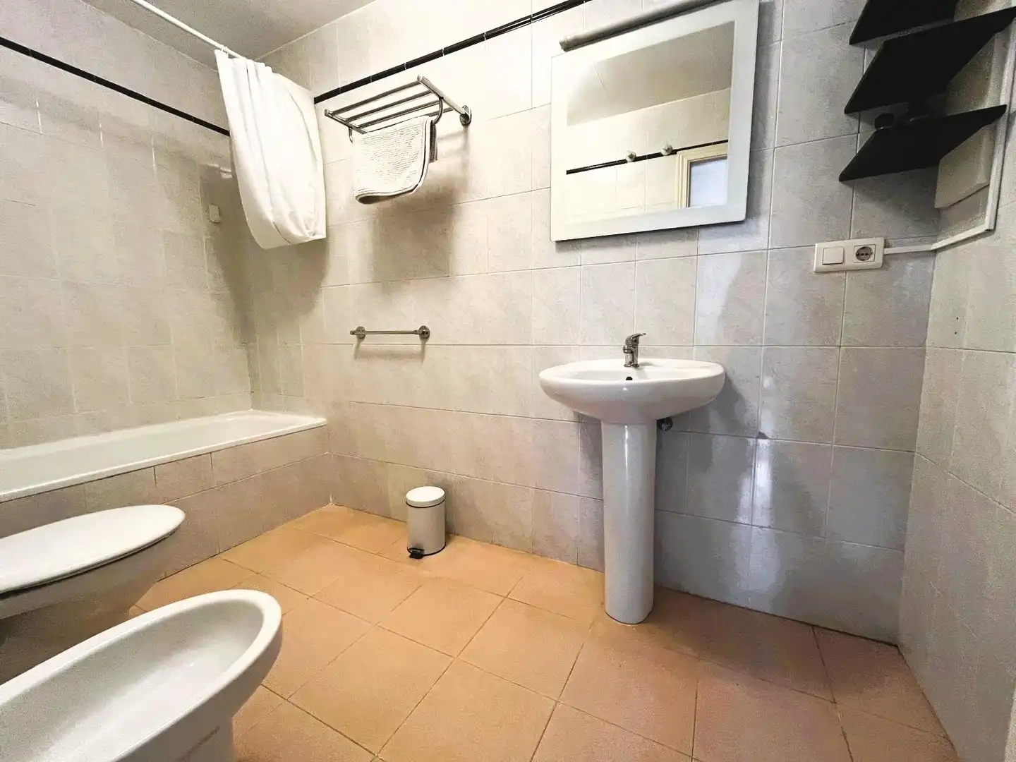 Baño de Apartamento en venta en San Roque con Amueblado, Alarma y Piscina comunitaria