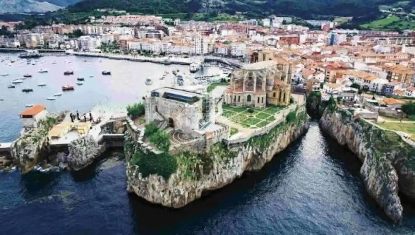 Außenansicht von Wohnung zum Verkauf in Castro-Urdiales mit Heizung