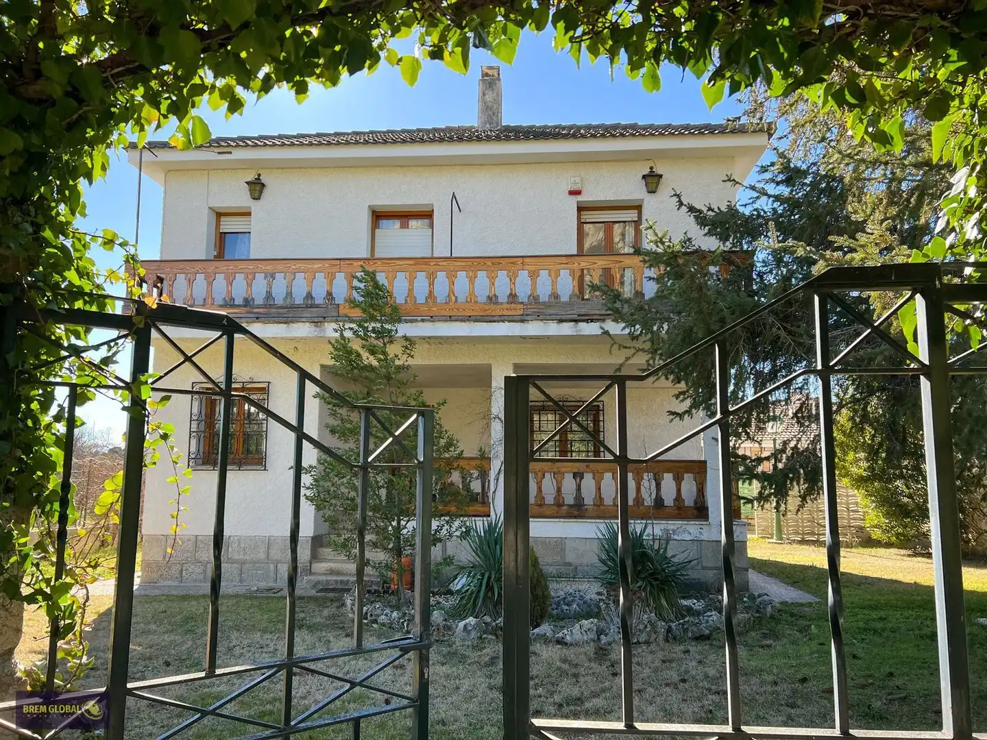 Vista exterior de Casa o xalet en venda en La Cabrera amb Jardí privat, Terrassa i Traster