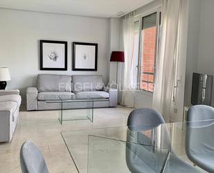 Sala d'estar de Apartament de lloguer en  Madrid Capital amb Aire condicionat i Piscina