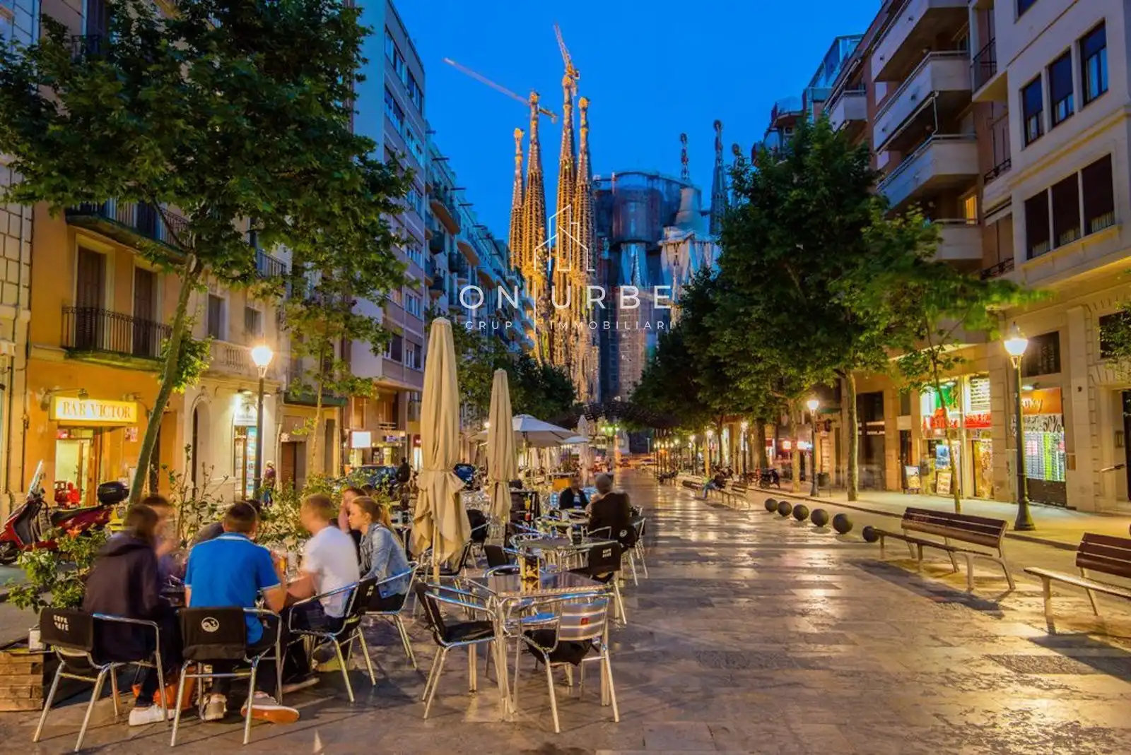 Vista exterior de Local en venda en Barcelona amb Aire condicionat, Parquet i Moblat