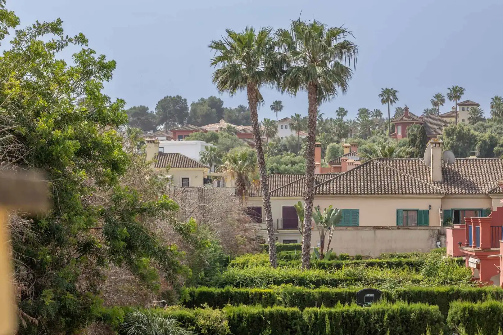 Vista exterior de Casa adosada en venda en Sotogrande amb Jardí privat, Terrassa i Piscina