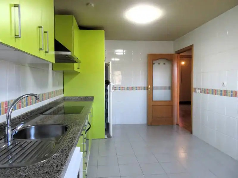Cocina de Casa o chalet en venta en Chozas de Abajo con Calefacción, Jardín privado y Trastero