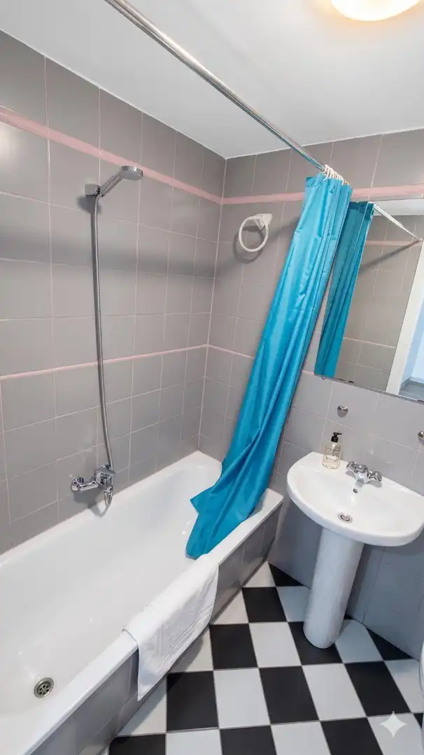 Bathroom of Flat for rent in Granada  with Heating, Furnished and Balcony