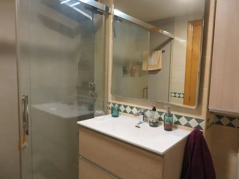 Baño de Apartamento en venta en León Capital  con Calefacción, Jardín privado y Terraza