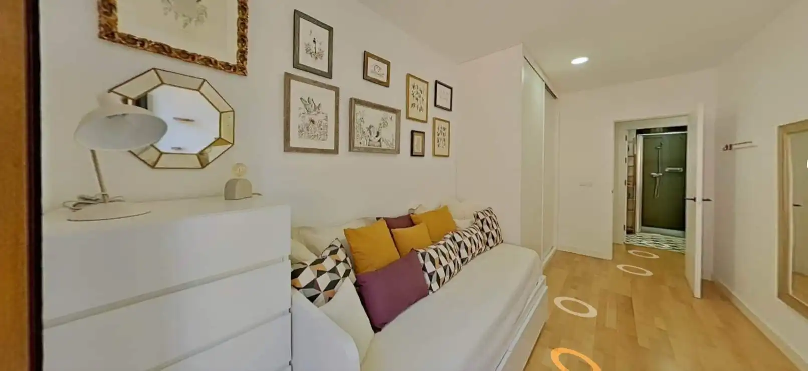 Dormitori de Apartament en venda en León Capital  amb Calefacció, Moblat i Balcó