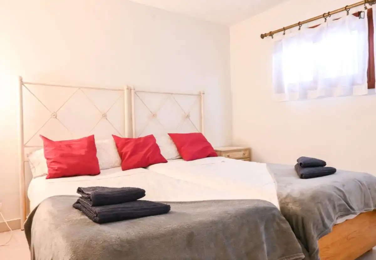 Dormitori de Apartament de lloguer en Madrid amb Calefacció, Moblat i Forn