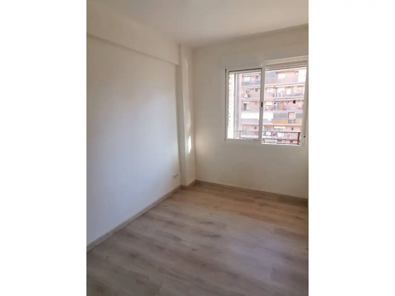 Schlafzimmer von Wohnung zur Miete in Valencia mit Balkon