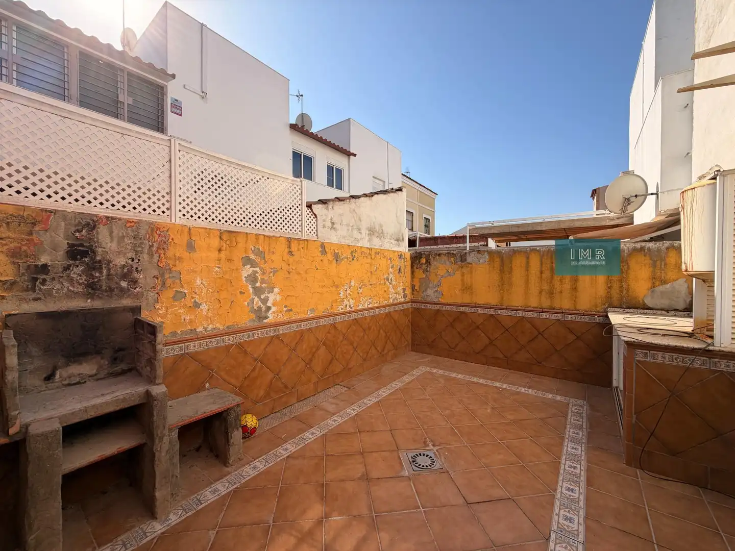 Terrasse von Einfamilien-Reihenhaus zum Verkauf in Bormujos mit Privatgarten